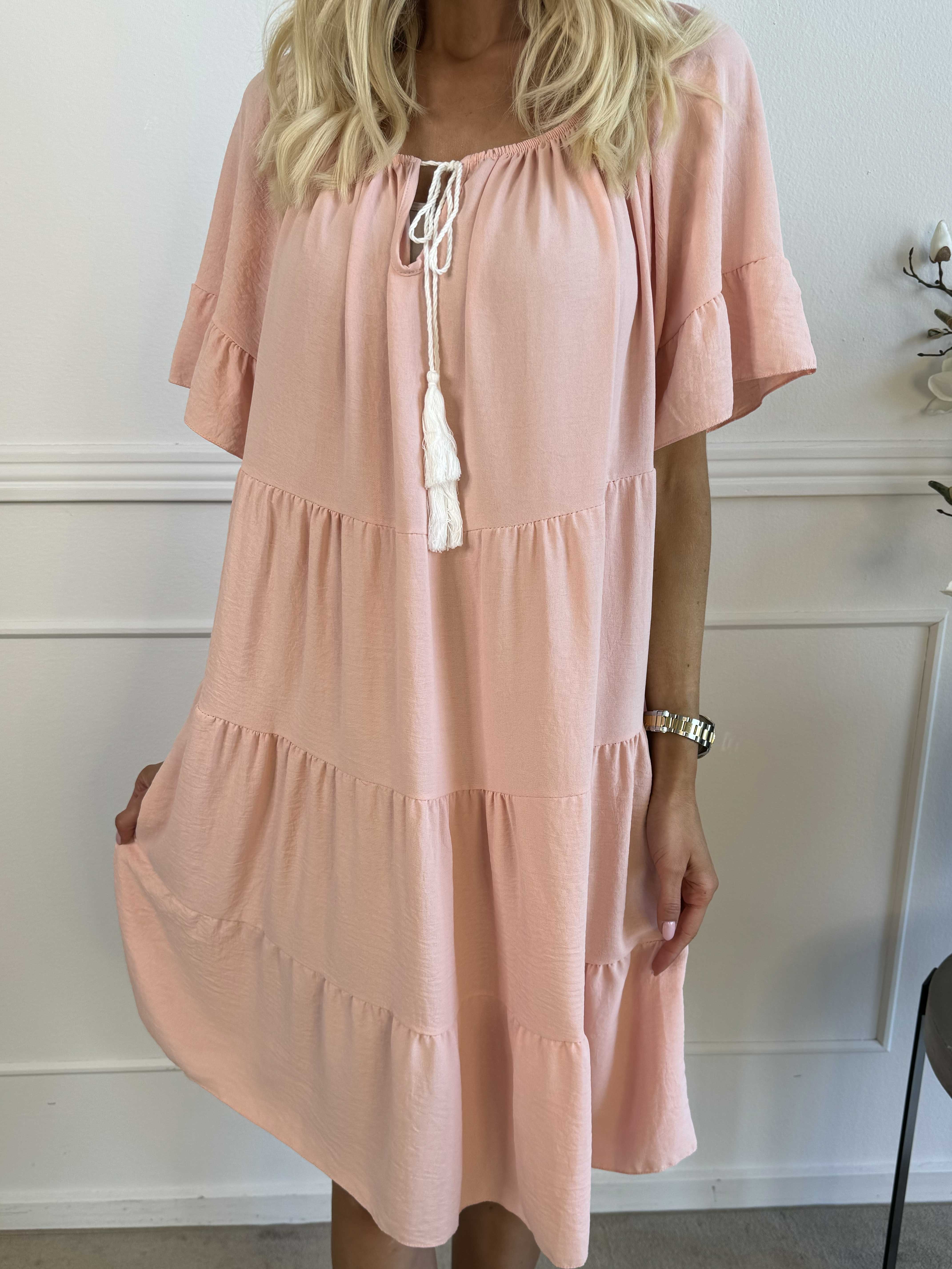 Murcia - Klänning i viskos med lager på lager och elastisk halsringning